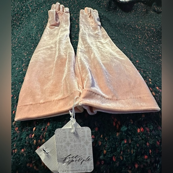 ‼️RARE‼️🎸Carolina Amato🎸🔥NWT🔥Light Pink Crushed Velvet Gloves (re: Free People) - Picture 10 of 13